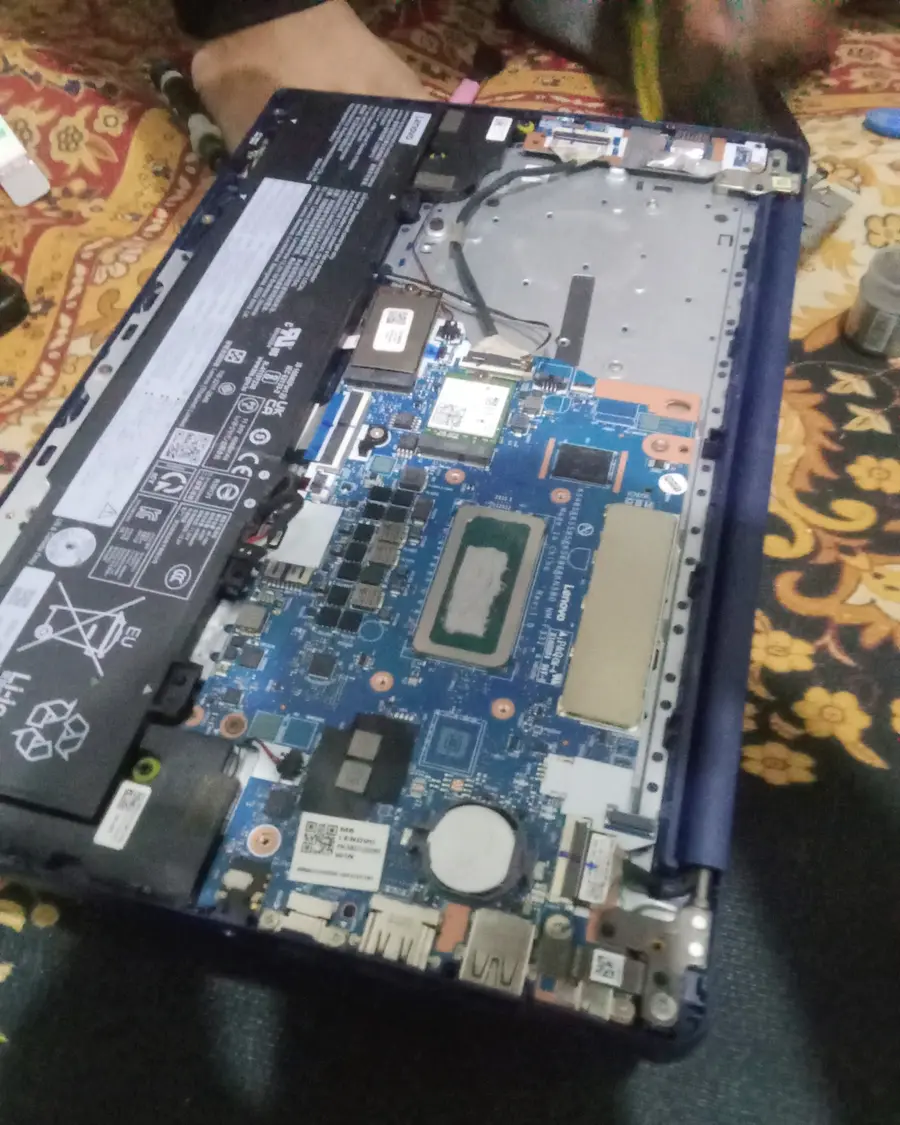 Komponen dan motherboard laptop yang sedang diperiksa